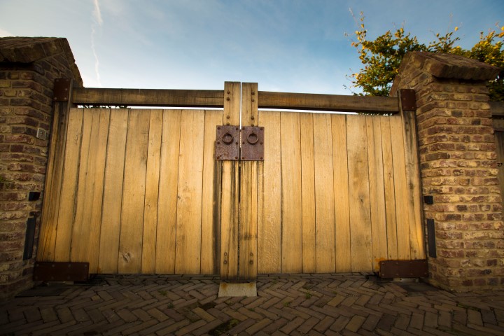 Houten poort met poortopener bij landelijke villa Spier Poorten